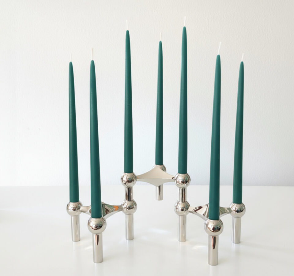 Bougies Bees vert émeraude sur des bougeoirs STOFF Nagel
